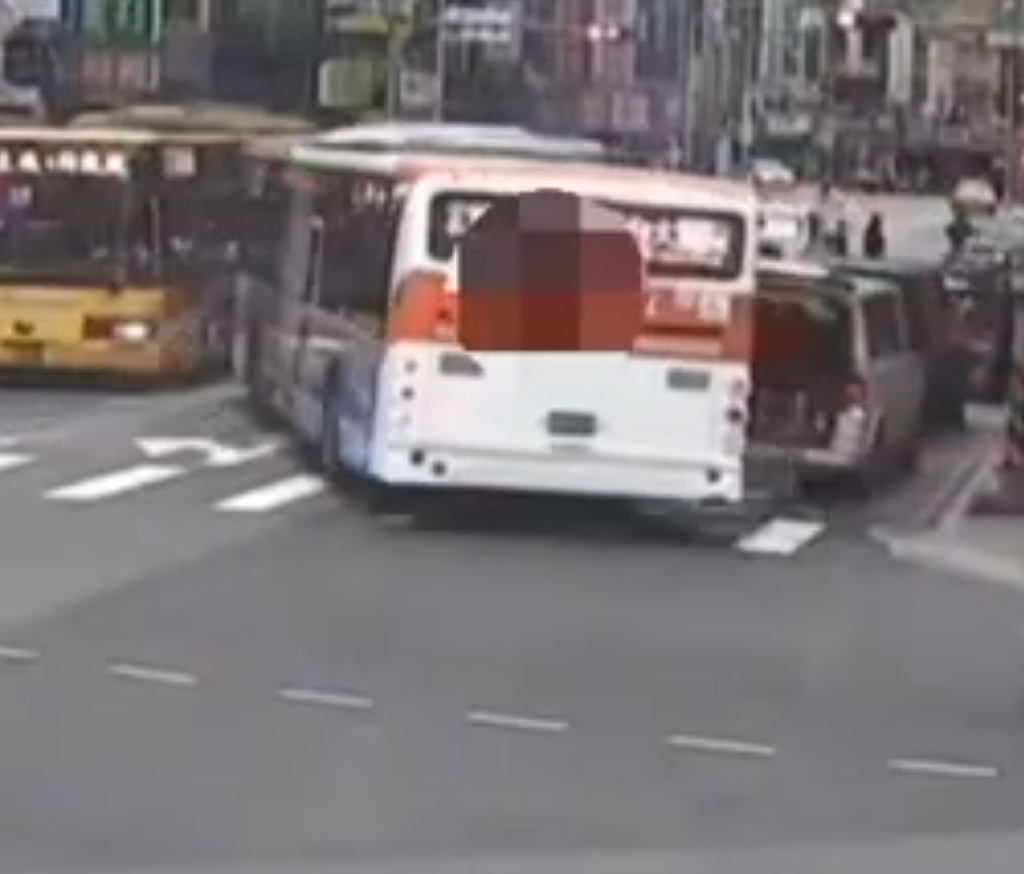 撞擊畫面曝光！板橋公車轉彎撞長照車　公車車身卡到後車門玻碎裂一地