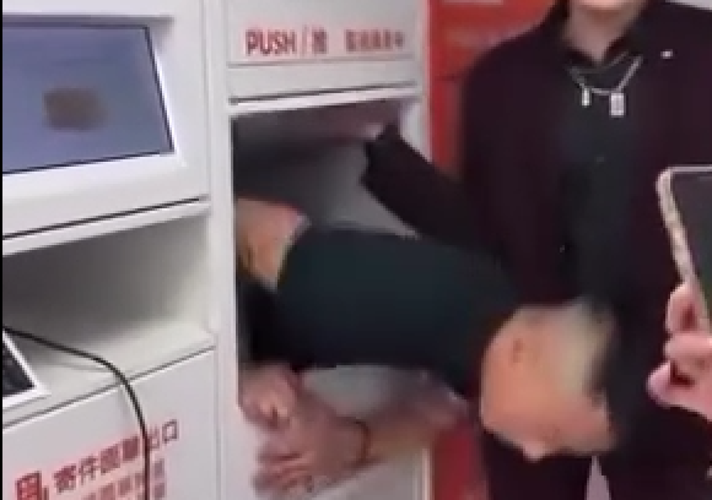 影／這包裹太重！89猴惡搞蝦皮店到店　鑽進取物櫃差點卡住出不來 