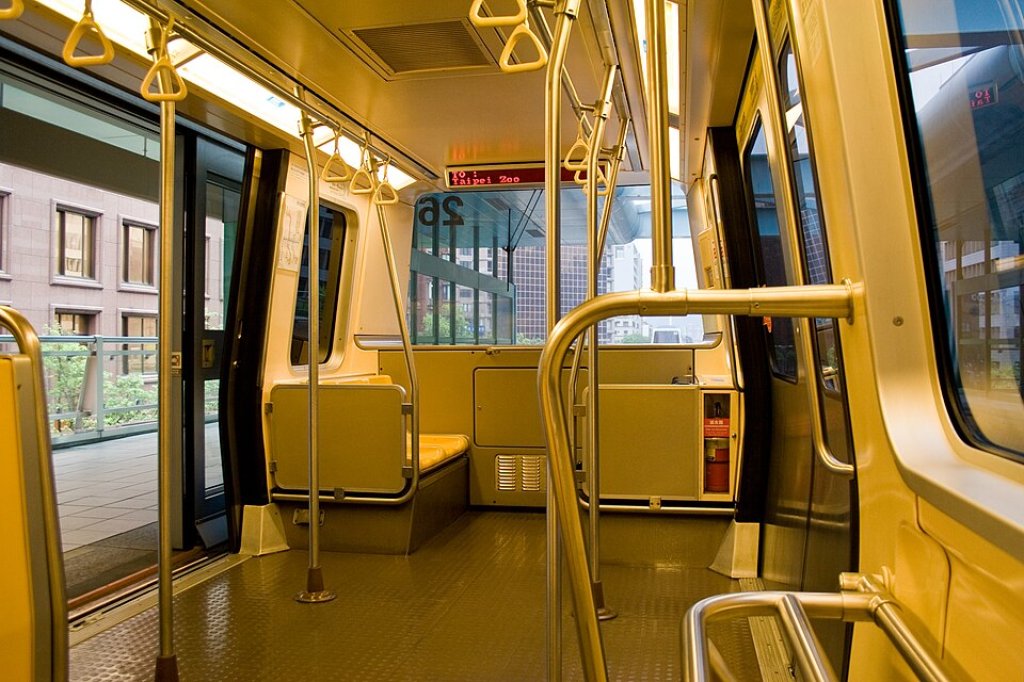 捷運新店站驚傳持刀！警急封鎖搜索 結果虛驚一場