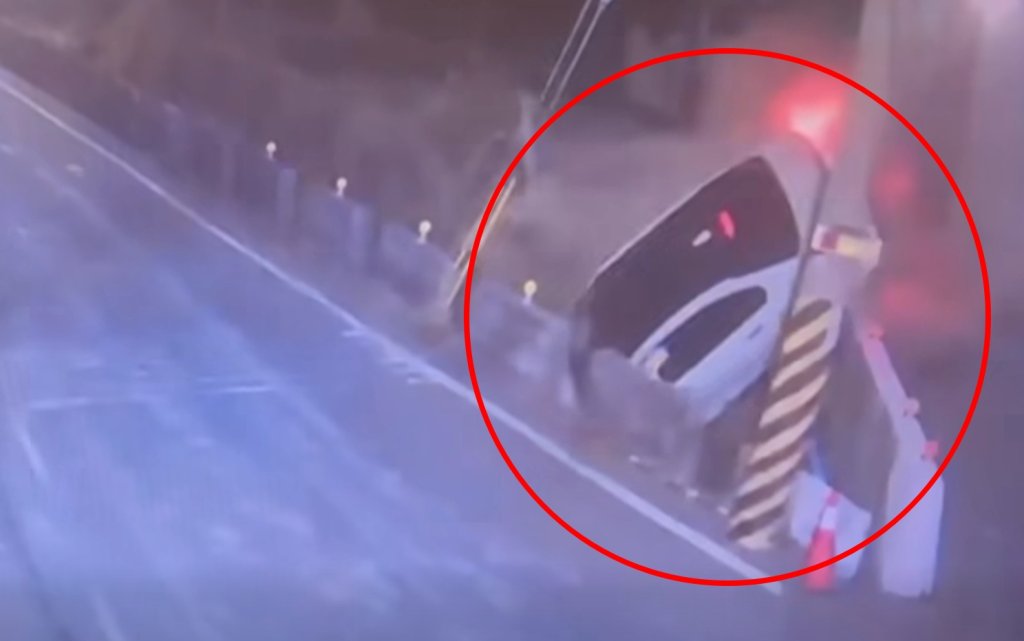 影/下班恍神撞土地公廟！彰化男翻車倒插水溝 監視器全都錄