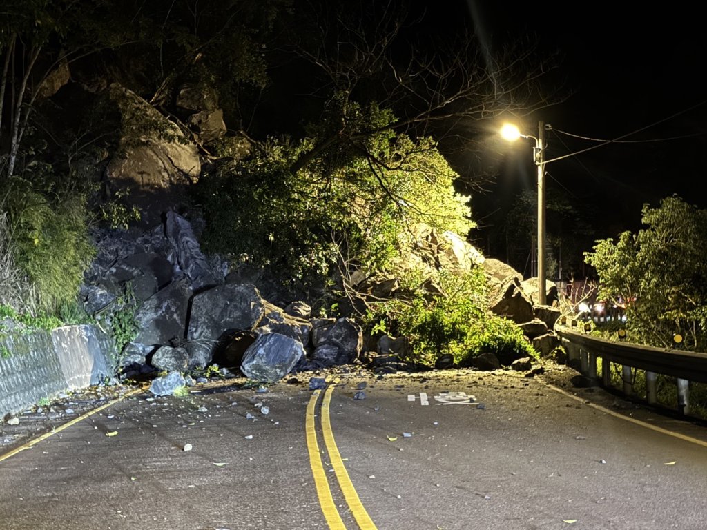 烏來台九甲線凌晨土石坍方！巨石阻路雙向中斷 上午搶通單線