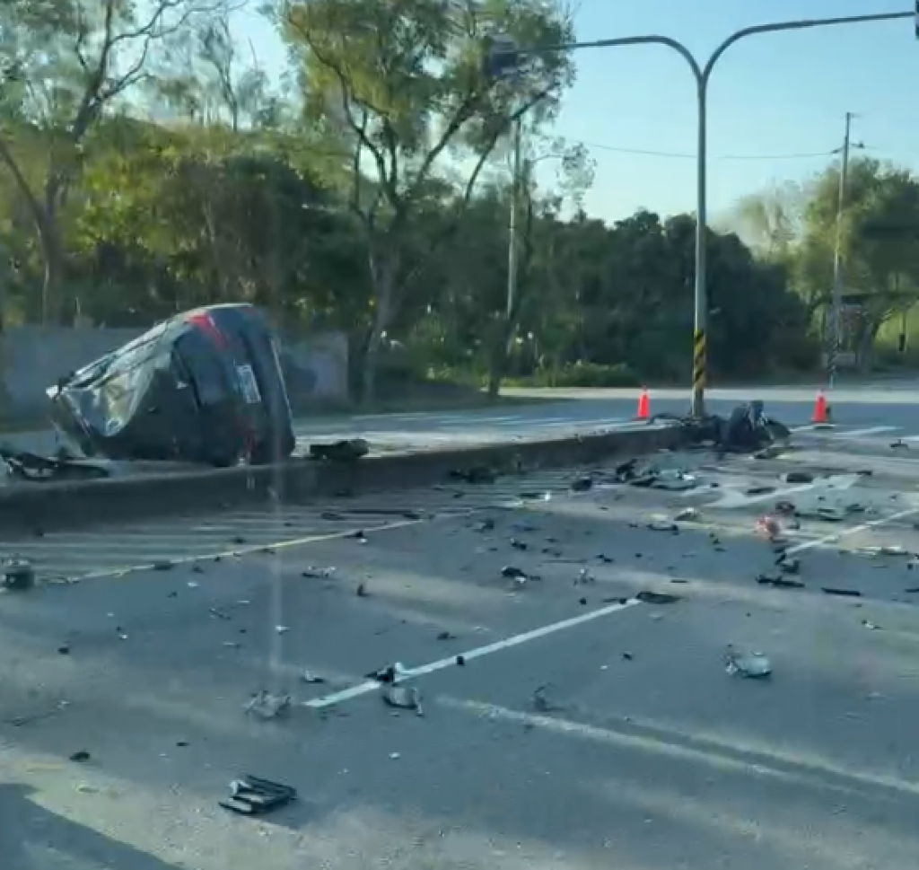 翻車零件碎裂散落！台9線花蓮志學路段轎車自撞分隔島　男駕駛OHCA送醫