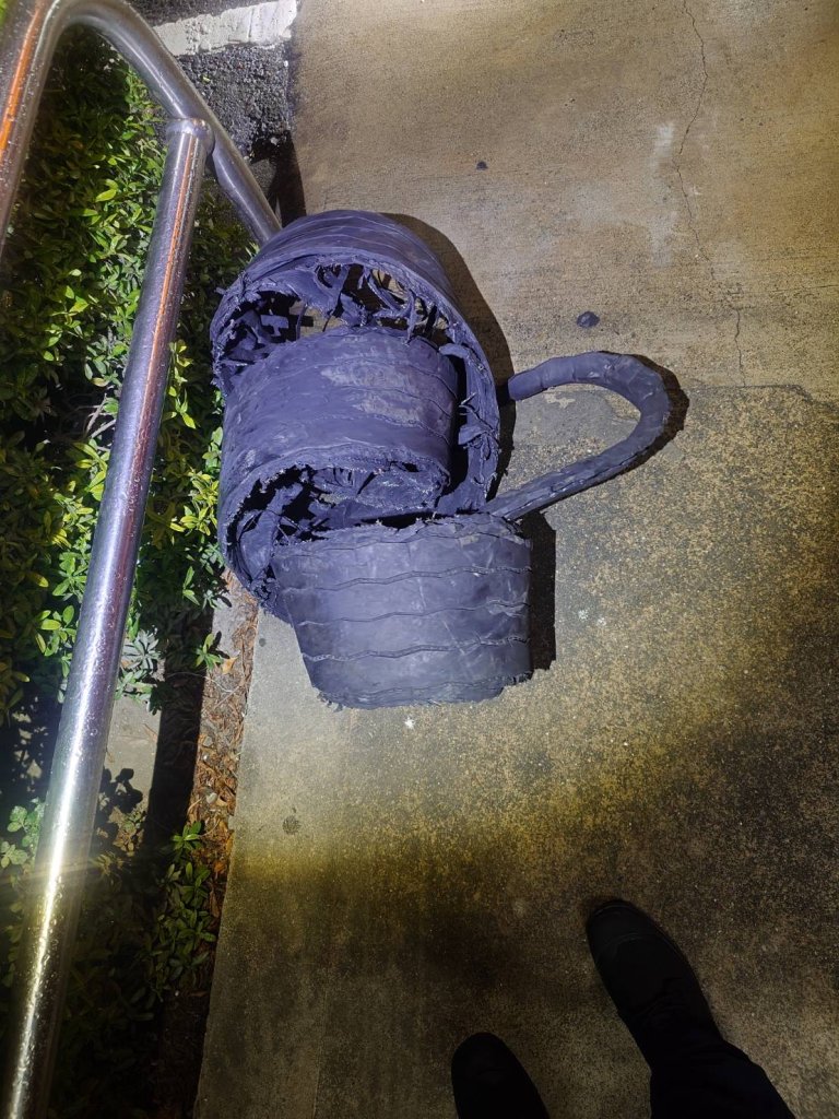 國道1號大型車爆胎闖禍！　害15車撞擊受損