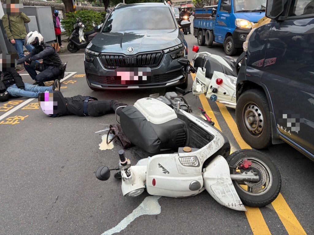 板橋女毒蟲拒檢逆向狂飆　小貨車司機神擋位「剪刀腳」壓制