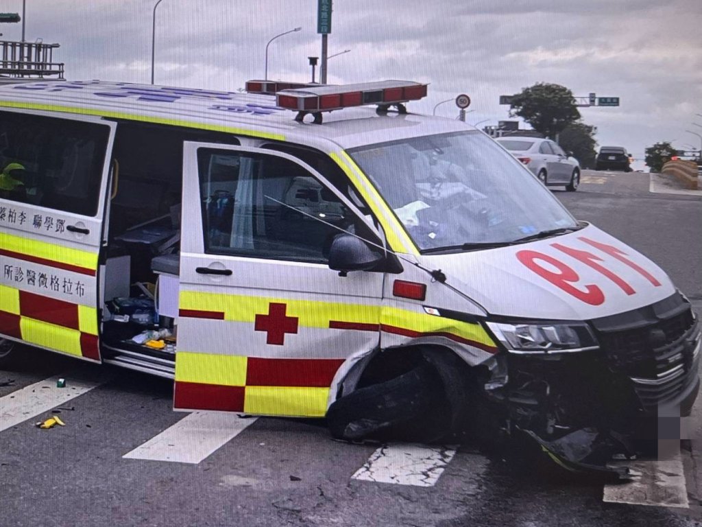 救護車鳴笛闖紅燈！中壢領航北路攔腰碰撞小客車　5人受傷送醫