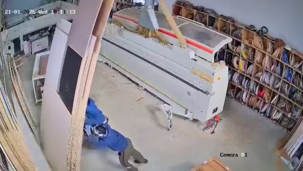 影／監視器影片曝光！黎巴嫩工廠木板突倒　26歲工人當場遭壓喪命