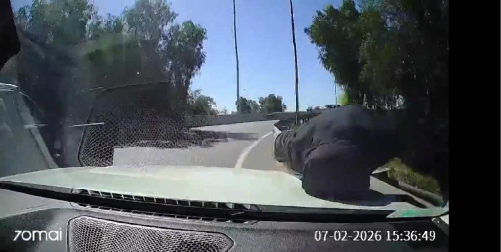 影／劫匪持槍擋路踢鐵板！駕駛不踩煞車「油門踩到底把人撞飛」逃命　行車紀錄器影片曝光