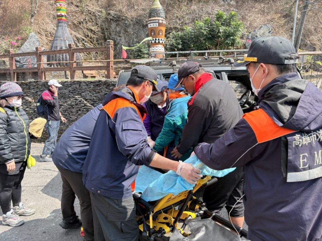 驚悚！紅塵峽谷意外「3人噴出吉普車」 電話無訊號險失聯