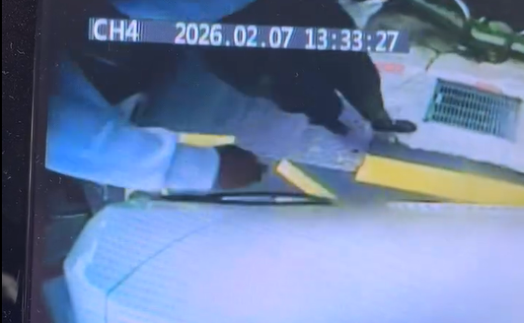 影／萬華阿伯手碰汽車稱受傷要錢！駕駛懷疑假車禍要報警「阿伯急閃人」　網友也遇過曝：這一個是累犯