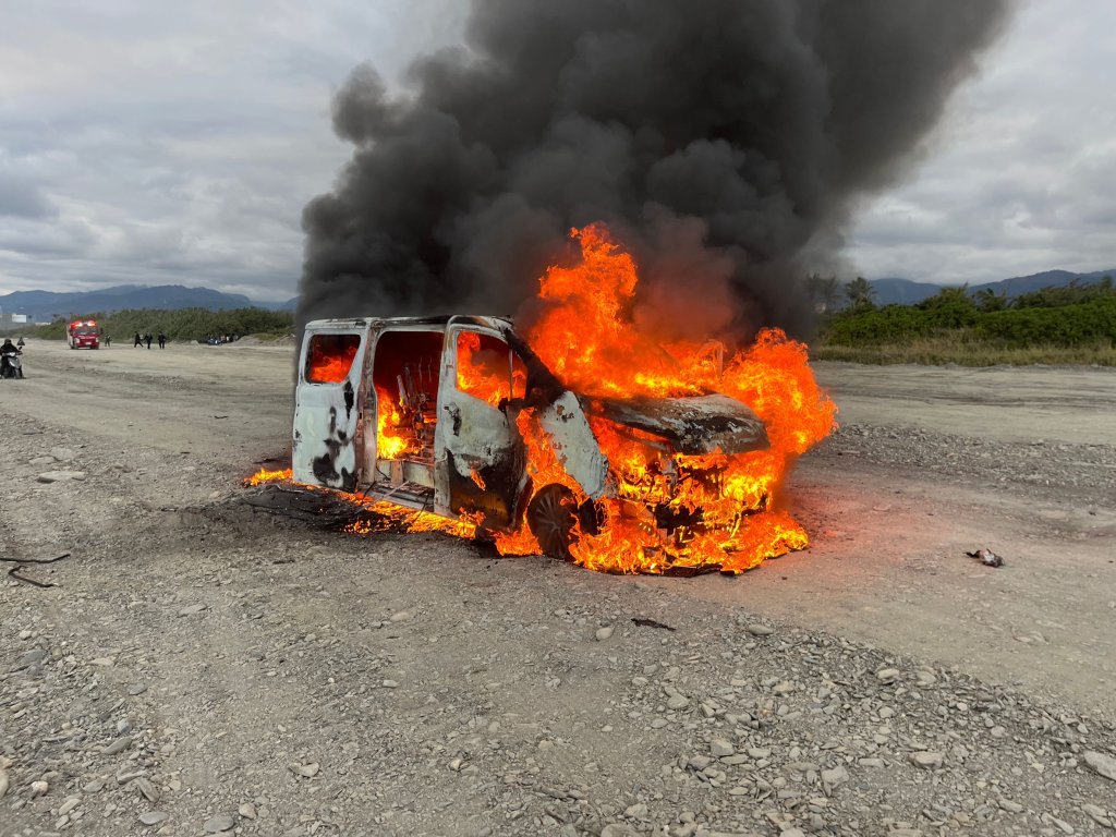 台東海濱公園火燒車！　廂型車火勢猛烈燒到剩骨架
