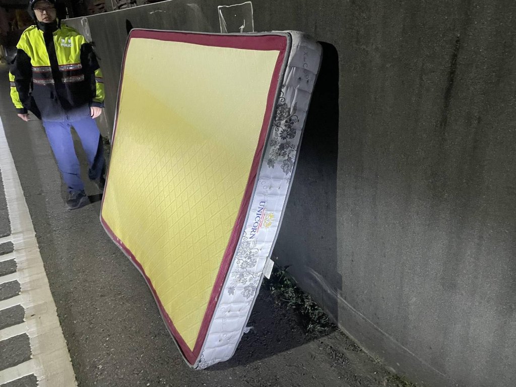 清晨送報遇飛來橫禍！床墊擋路中央 老送報員撞斷3根肋骨