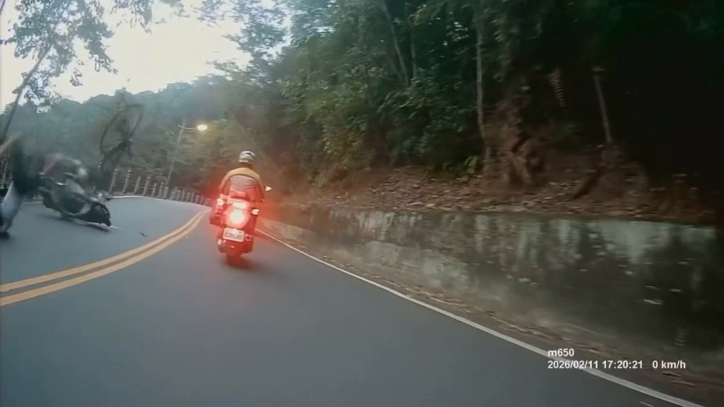影／又是逆向超車！日月潭山路騎士違規跨雙黃線　騎單車國一男童慘遭正面撞飛