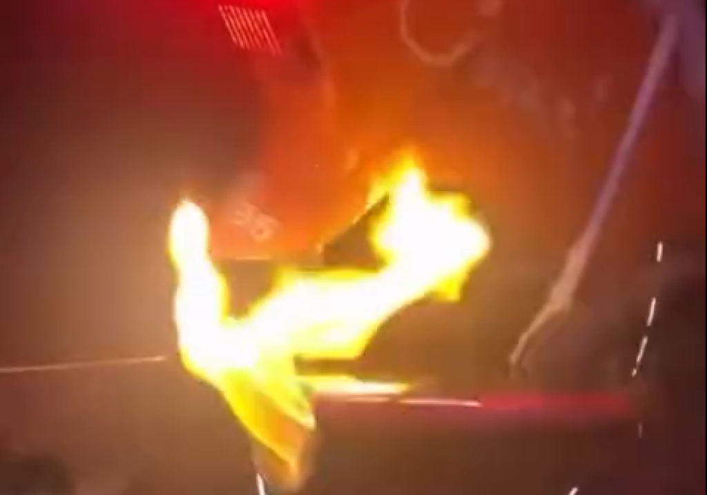 影／台中屁孩惡搞YouBike「加裝噴火砲管」上路　YouBike小編：將依會員條款處理違規者