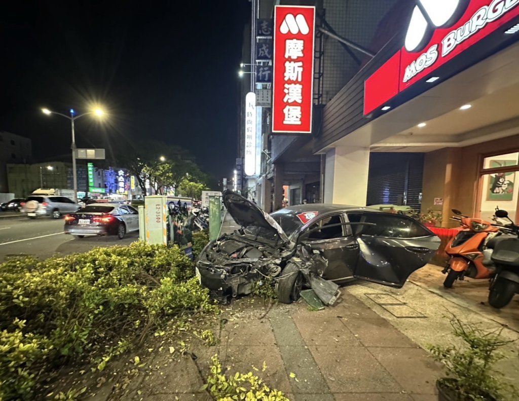 快訊／碰！男駕車「自撞路燈」車頭全爛、民眾嚇壞