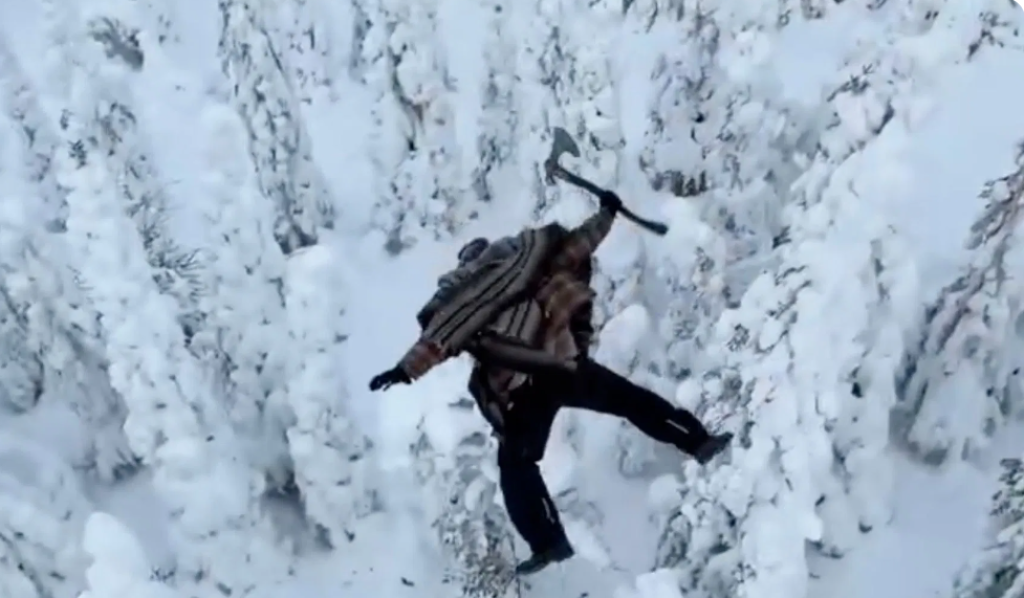 影／網紅挑戰極限特技！無防護「20公尺高塔跳下」　落入雪堆成功生還