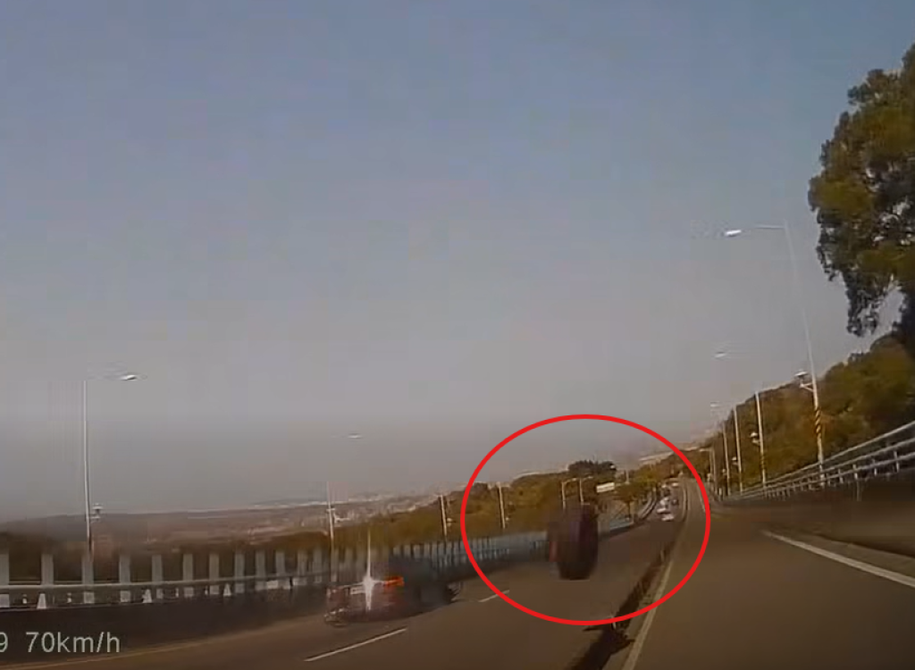 影/疑賓士BMW飆車釀禍！輪胎噴飛狂奔2公里 無辜女駕駛新車遭撞爛