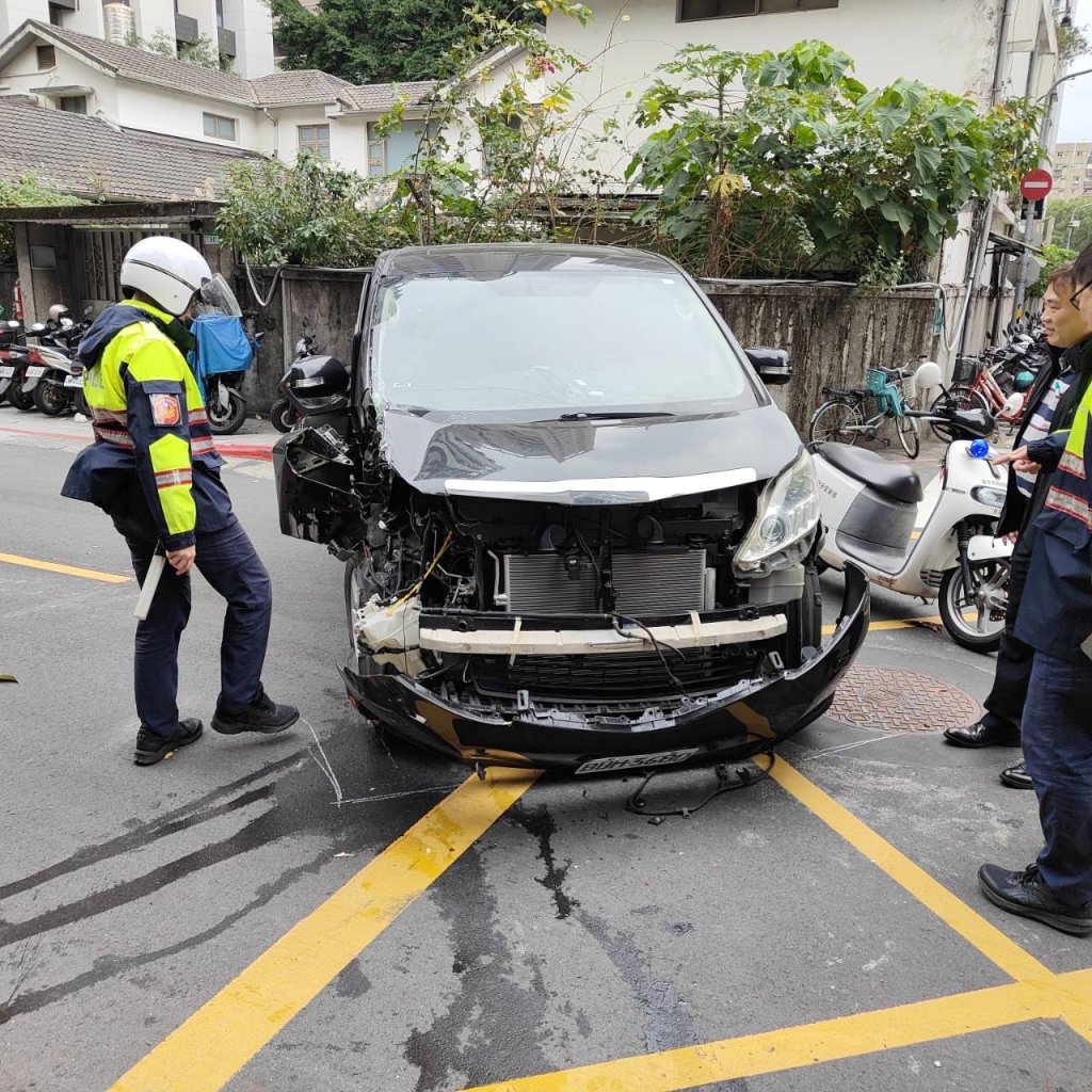 北市「運兵車」猛撞變電箱柱！男恍神自撞車頭爛毀
