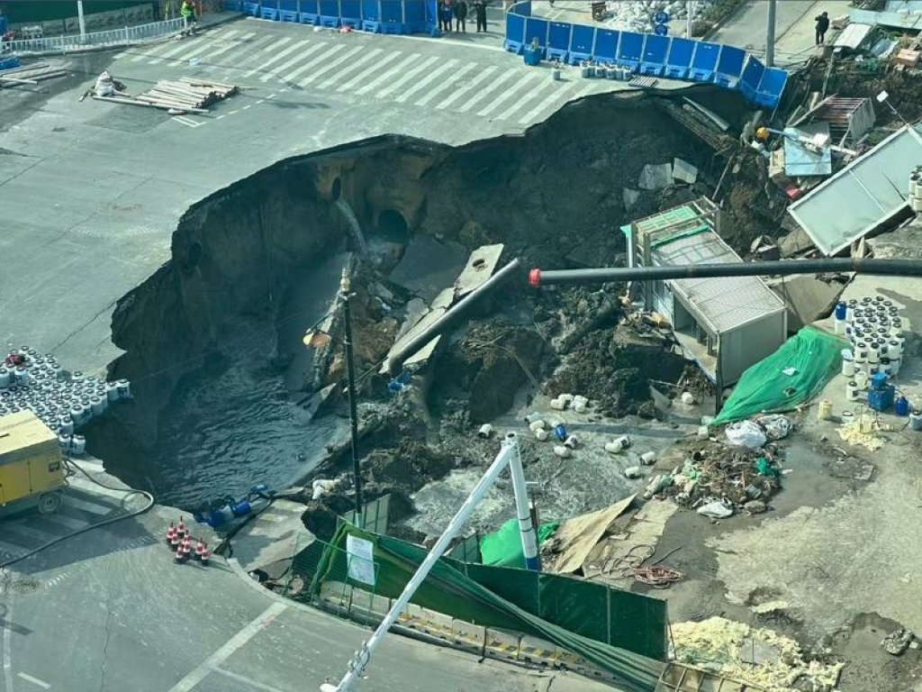 影／上海地鐵驚現天坑！工地塌陷吞噬路面影片網路瘋傳　 官方：無人員傷亡