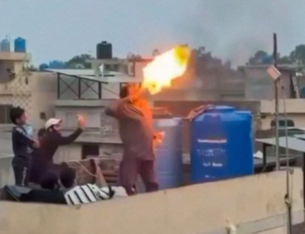 影／噴火特技失誤！男整個頭「被烈焰吞噬」　豬隊友疑誤拿汽油救火