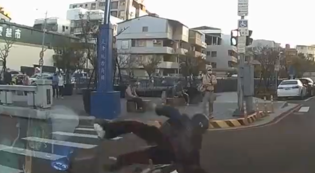 撞擊畫面曝光！ 　台中婦人騎機車鬼切遭擊落