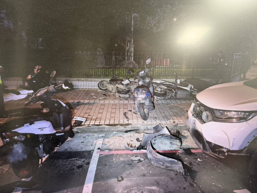  撞擊畫面曝光！ 　桃園自小客車衝撞停路旁7輛汽機車