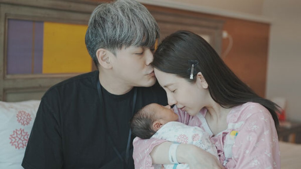 愛雅順產迎兒跳跳！夫妻倆痛哭喊：出來後我也是媽媽了