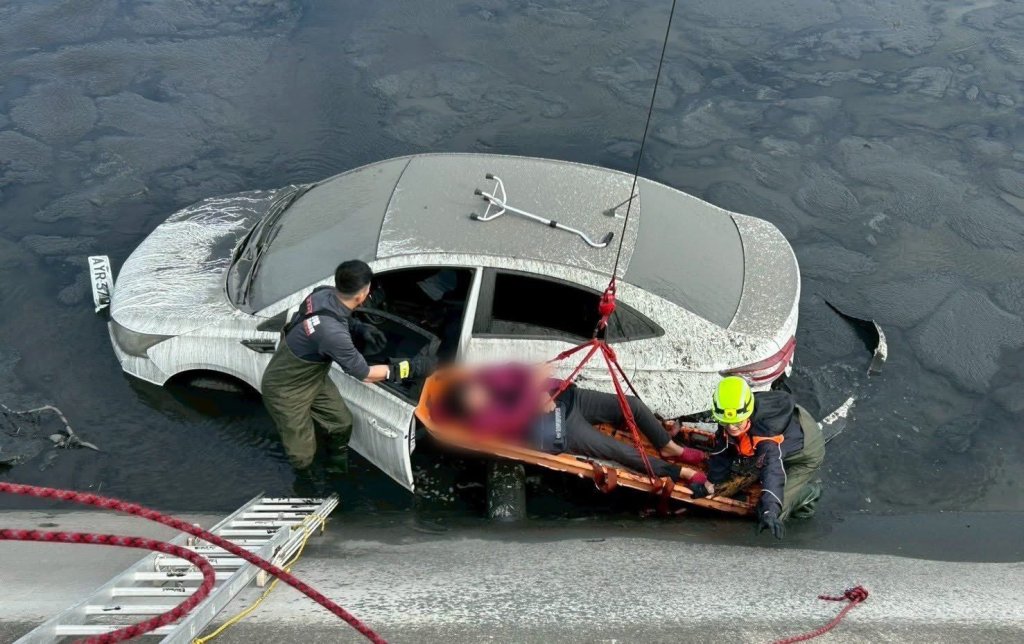 雲林麥寮自小客車衝落排水溝！　母女受困爛泥警消救出