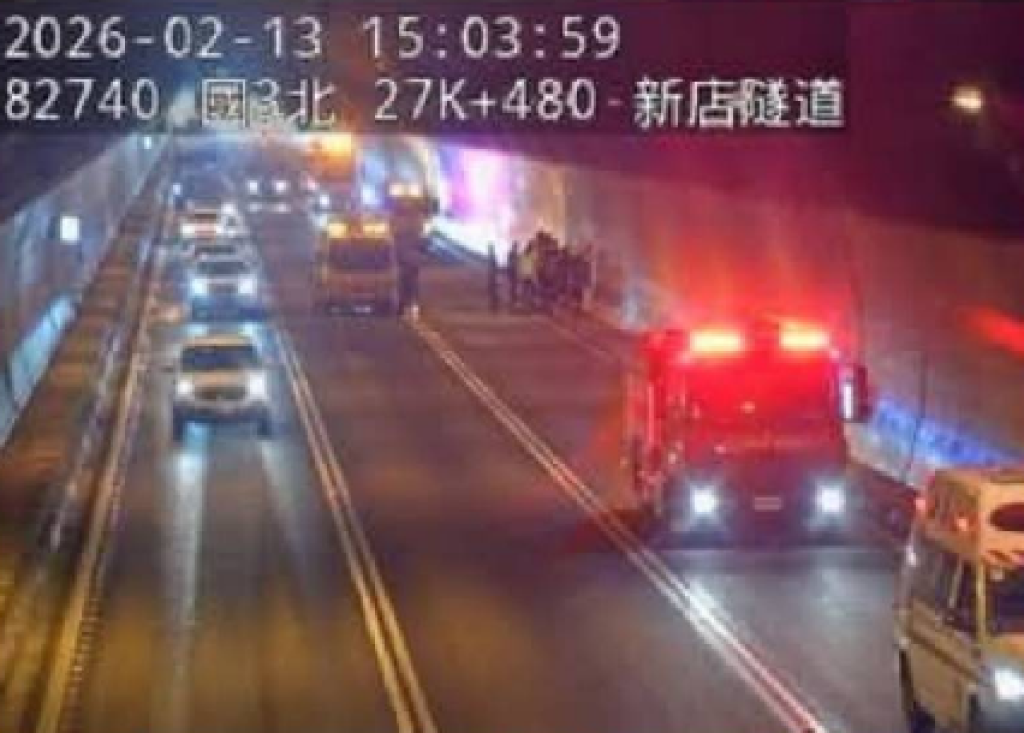 國道3號新店隧道火燒車！　自小客車行進間突起火