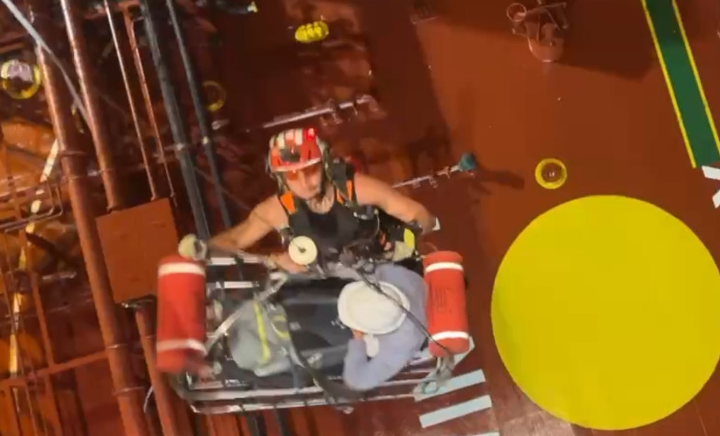 海上救援畫面曝光！　空勤直升機吊掛骨折中國油輪船員就醫