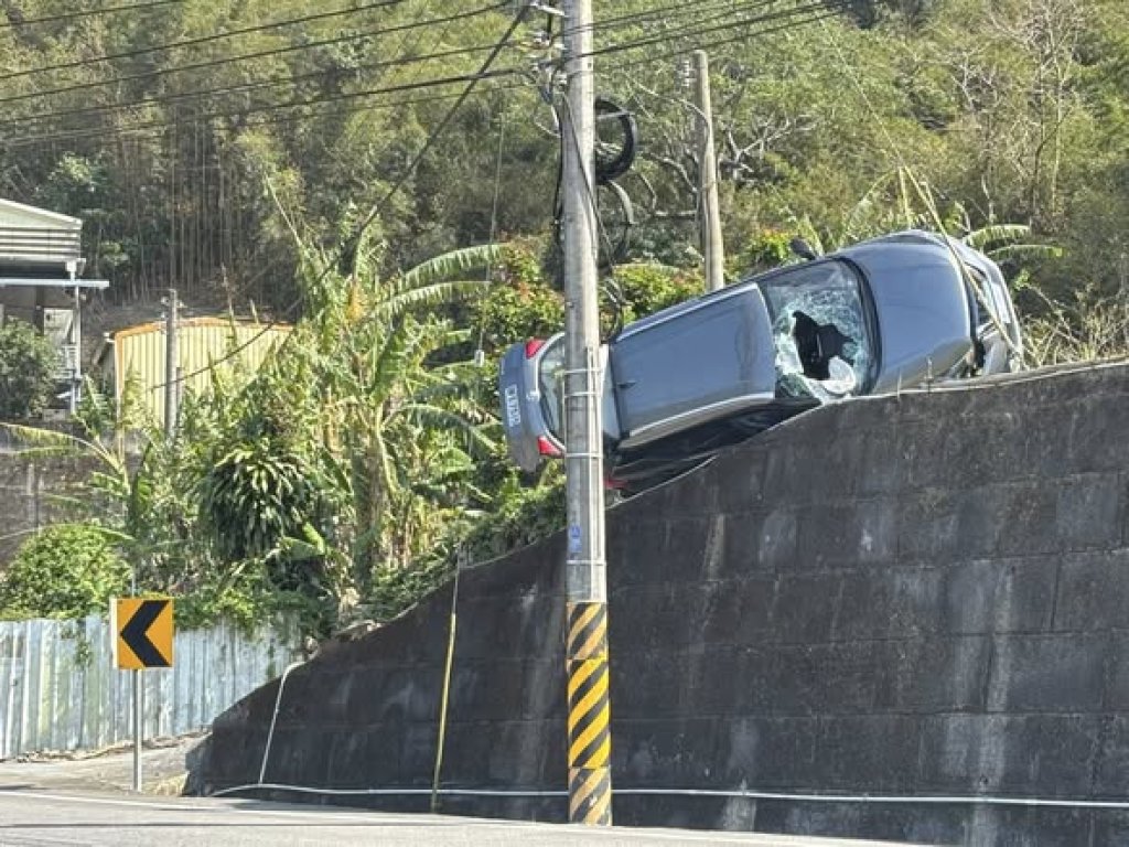  台三線獅潭段自小客衝進對向農路自撞！　罕見側翻畫面曝光