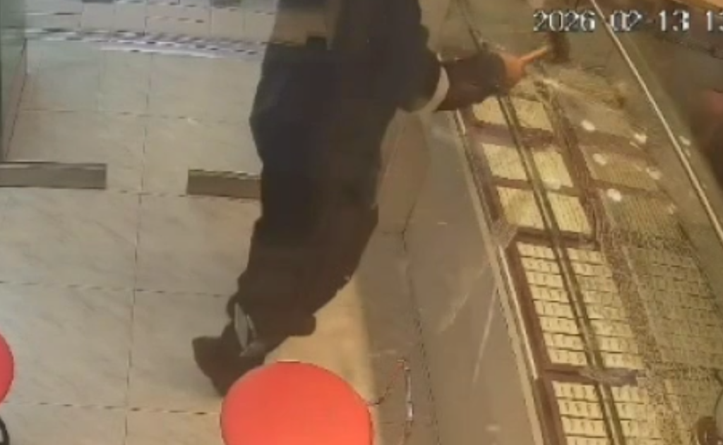 搶劫畫面曝光！桃園男子持榔頭敲破銀樓玻櫃搶金飾　被嚇跑3小時後落網