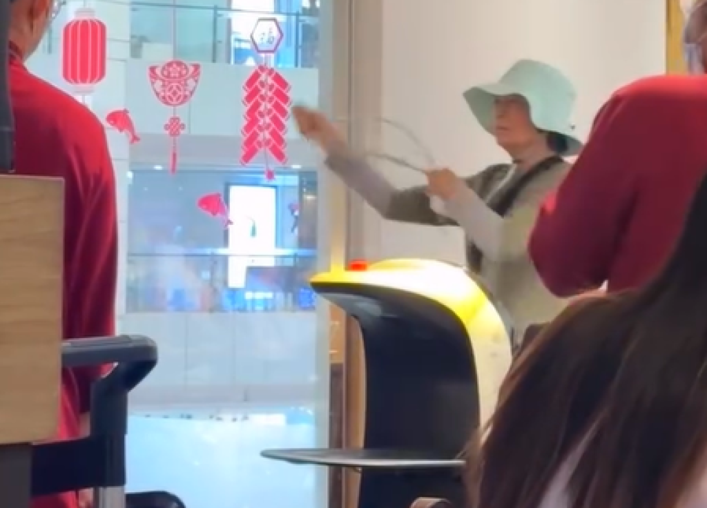 影／以為在表演甩麵？大媽春水堂手握長繩「大展鞭法」攻擊店員　民眾急喊：快報警