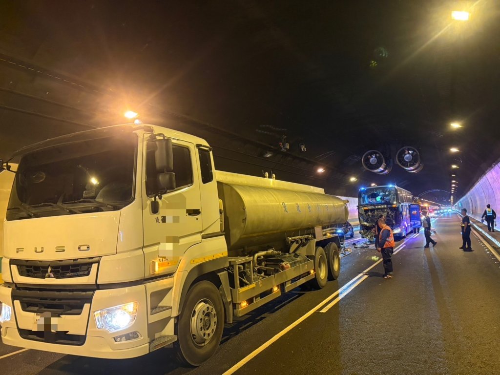 國道3號福德隧道客運車撞油罐車！　1人受傷