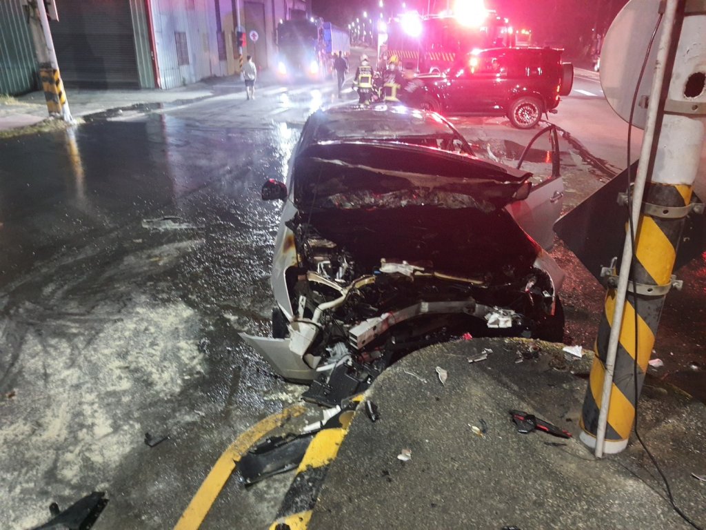 台中石岡死亡車禍！ 　小客車自撞起火駕駛傷重不治