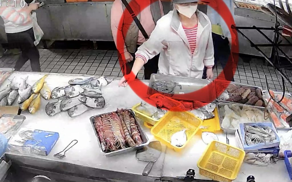 影／高雄阿嬤太狠！黃昏市場買1萬多海鮮「沒付錢趁亂拎走」　店家氣炸PO監視器 