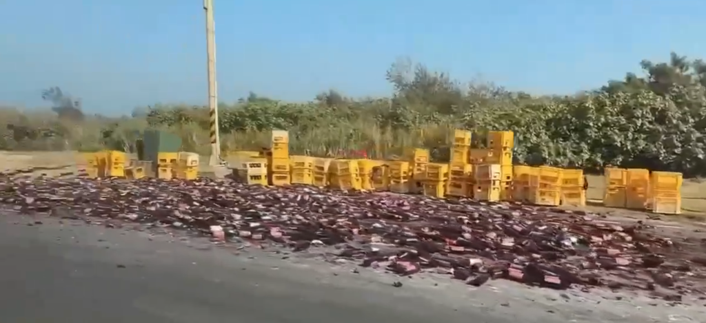  GG了！　桃園蘆竹貨車載運酒瓶未綁牢固散落路面