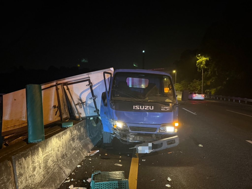 撞擊畫面曝光！　國道3號斜張橋小貨車撞分隔島橫跨對向車道
