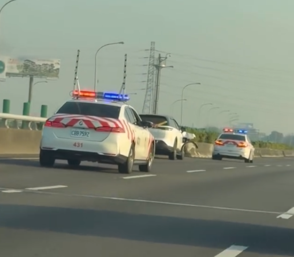 驚險！自小客車駕駛半昏迷行駛國道內線車道　 「紅斑馬」內警員揮手示警攔停
