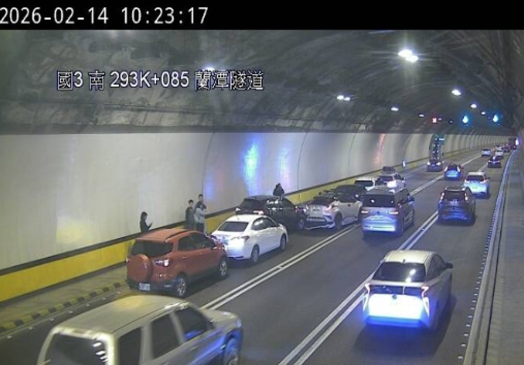 未保持安全距離釀禍！　國道3號蘭潭隧道8車相撞1人受傷
