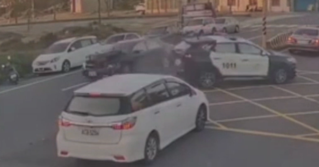 撞擊畫面曝光！新湖分局警車轉彎遭追撞　警員頭部受傷  