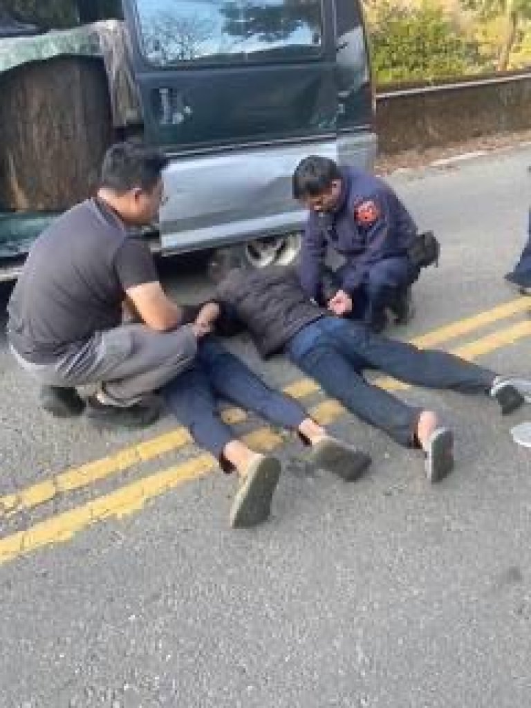 囂張！山老鼠光天化日滿載一貨車盜伐扁柏　仁愛分局攔車逮人