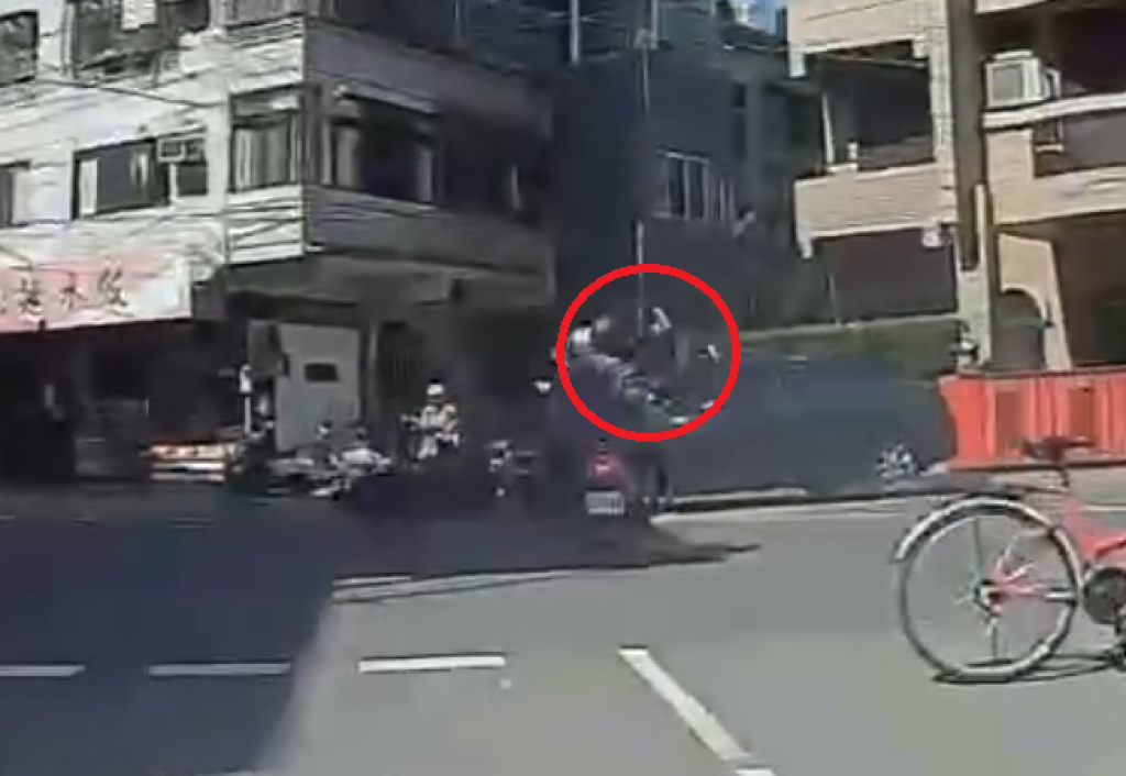 撞擊畫面曝光！　大里機車外送員遭自小客車撞飛骨折