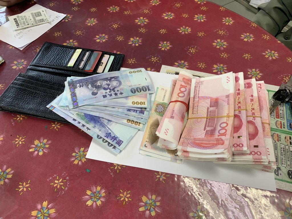 口袋一滑…上萬「新台幣+人民幣噴出」！警大街幫撿錢