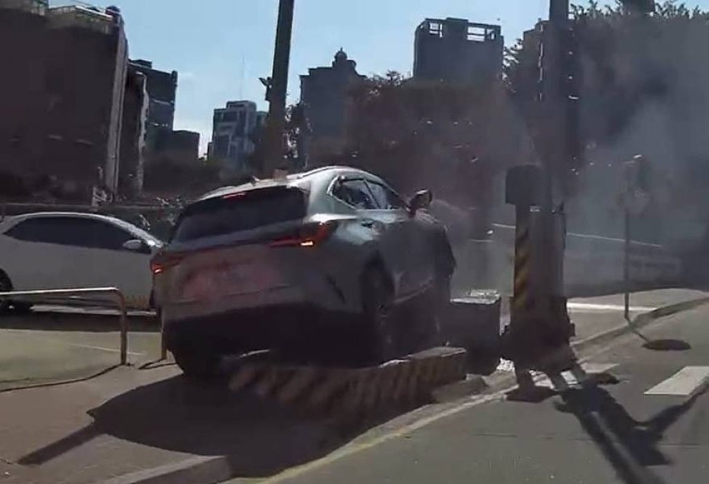 影/恍神撞爆變電箱火花四射！巡邏警秒變英雄救出受困夫妻