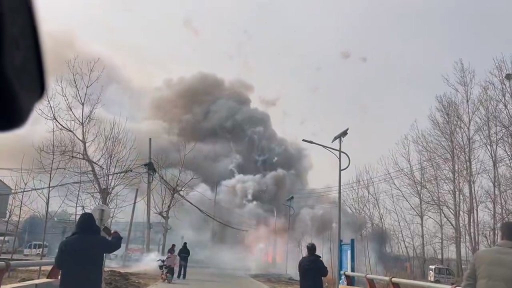 影／小年夜放煙火出事！陸村民亂放煙火店被引爆釀8死　狂炸過程全被拍下