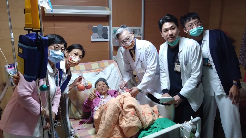 馬年「蘋」安健康隨行 中榮除夕送暖住院病友