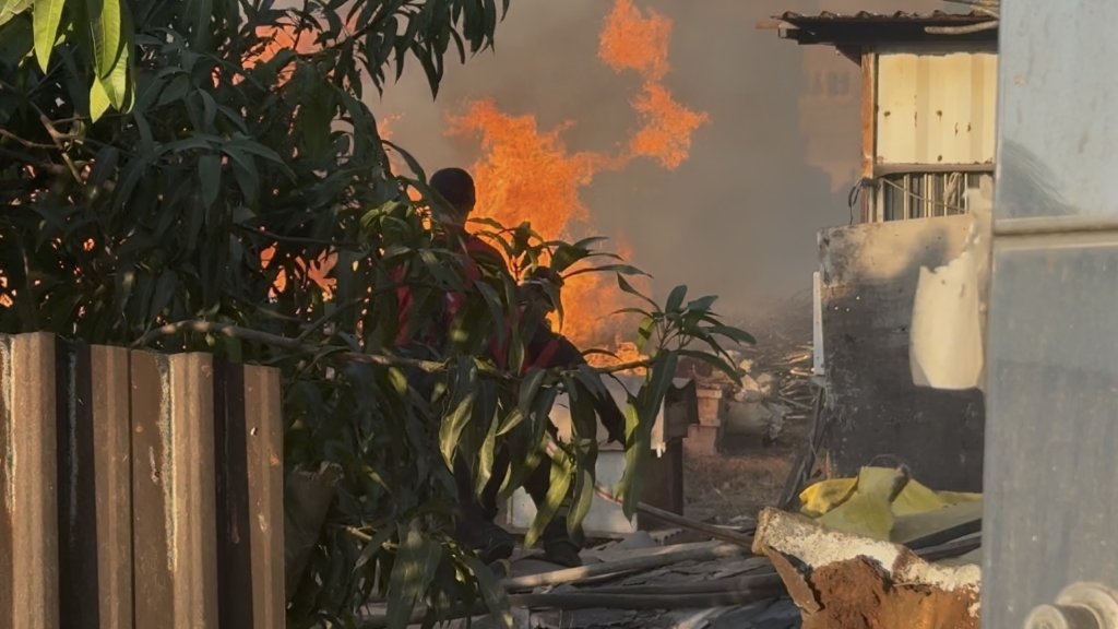 快訊／台南關廟木棧板工廠火警！風勢助燃惡火狂燒 消防佈水線搶救