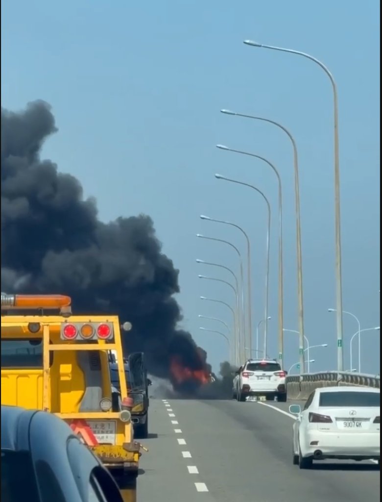 台76線除夕驚見火燒車！濃煙竄天嚇壞用路人 所幸無人傷亡