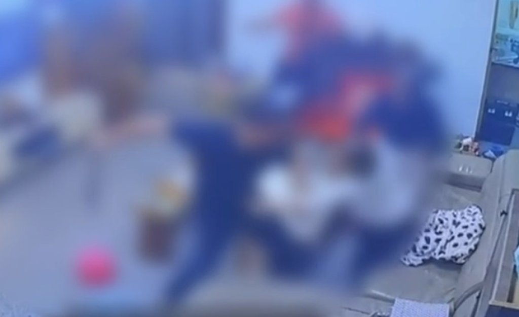 捅一下就好！高雄小年夜不平靜　男持雙刀猛砍前女友家人