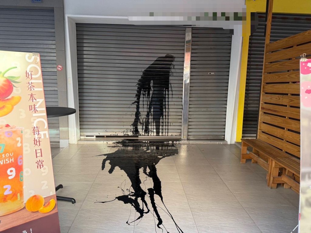 高雄知名飲料店遭潑漆！「鐵門、地板」悚流黑液 